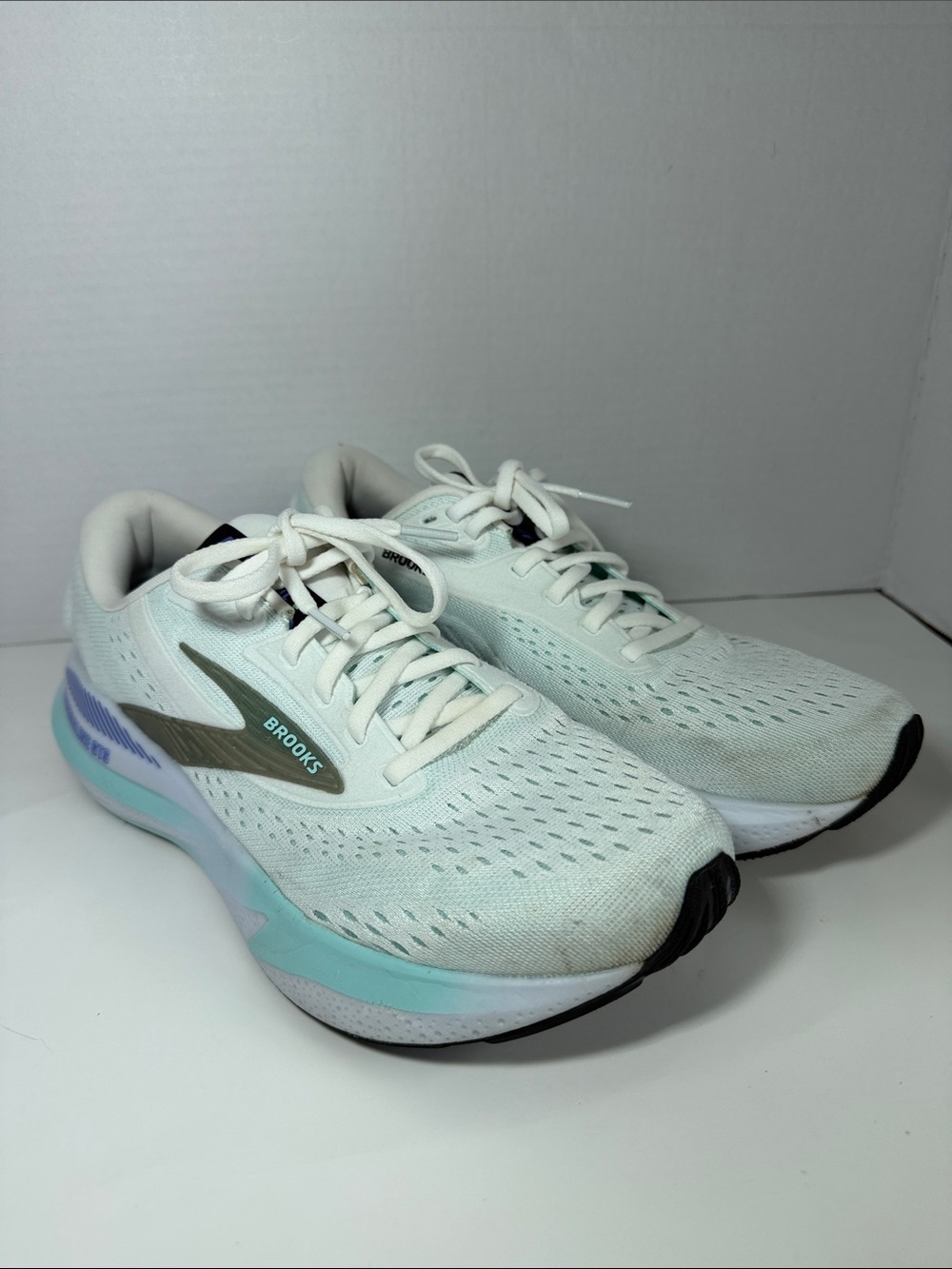 Brooks Women's Mint Green Running Sneakers with Teal Accents Size 9